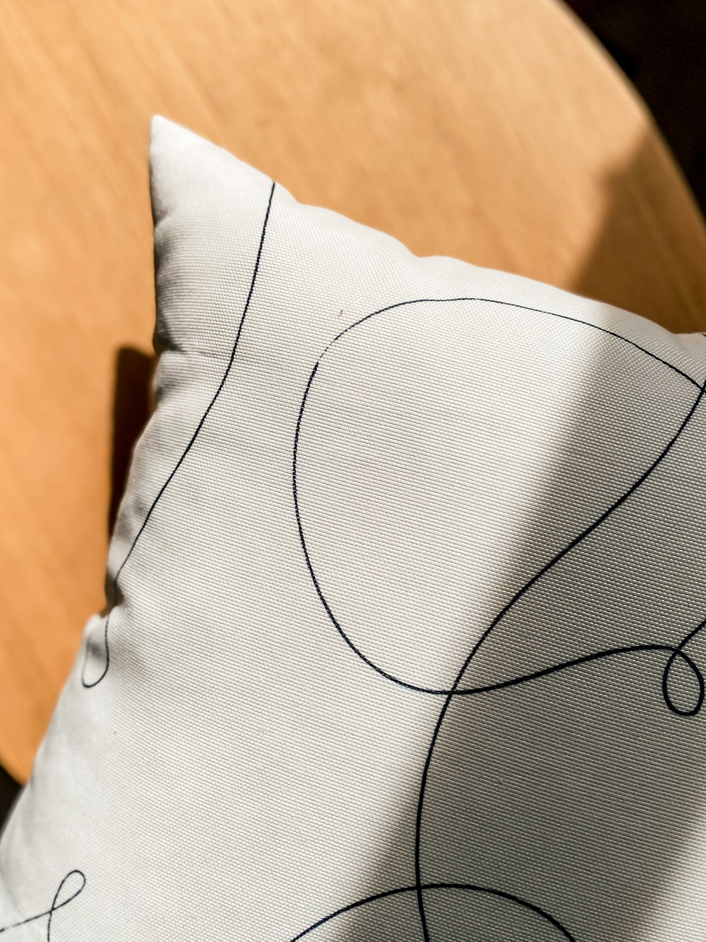 Polštář z recyklovaných PET vláken Black agua