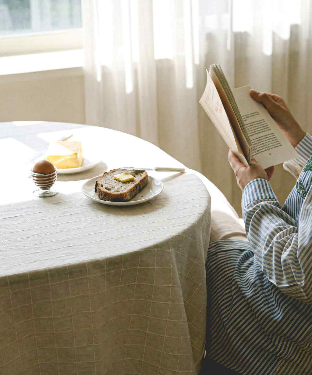 Almond - Recyklovaný ubrus s reliéfním čtvercovým vzorem