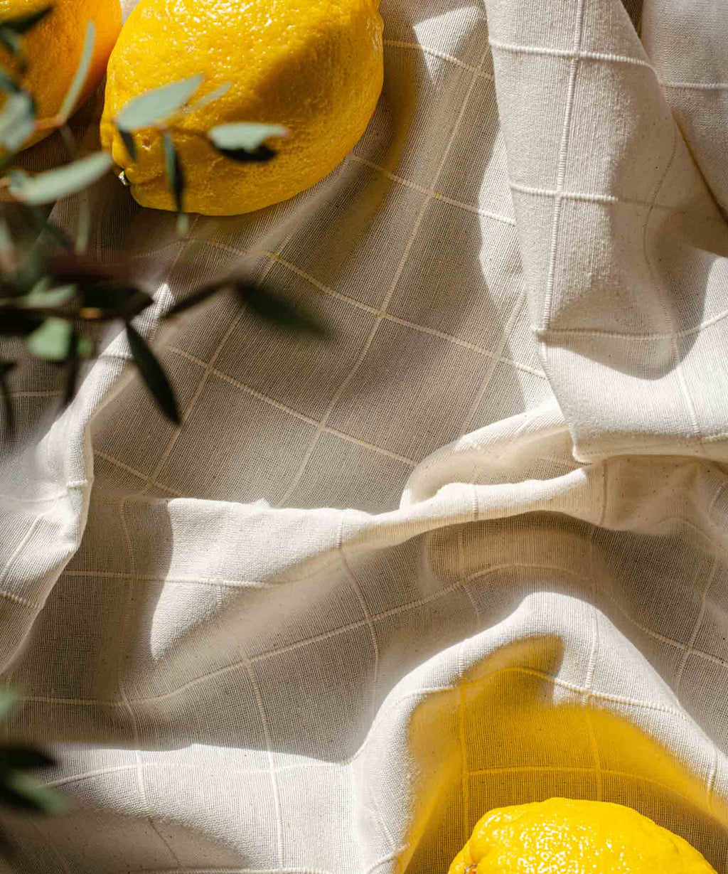 Almond - Recyklovaný ubrus s reliéfním čtvercovým vzorem