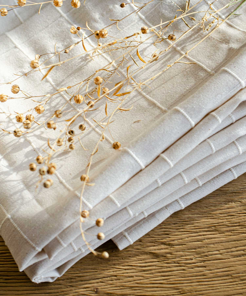 Almond - Recyklovaný ubrus s reliéfním čtvercovým vzorem