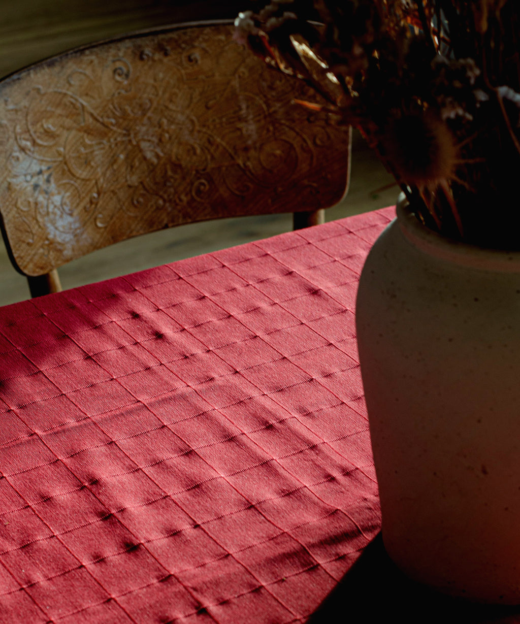 Apple - Recyklovaný ubrus s reliéfním čtvercovým vzorem