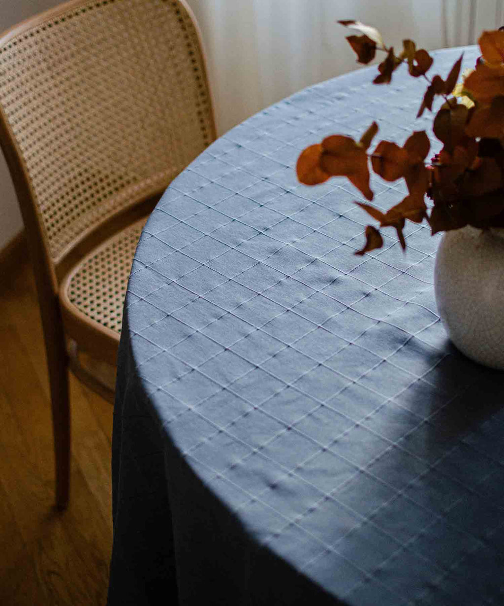 Nordic - Recyklovaný ubrus s reliéfním čtvercovým vzorem