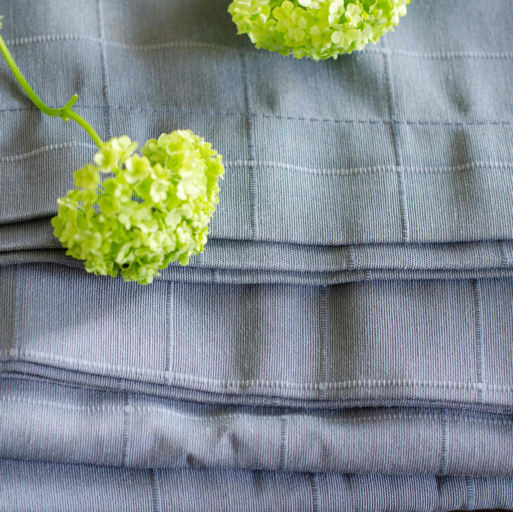 Nordic - Recyklovaný ubrus s reliéfním čtvercovým vzorem