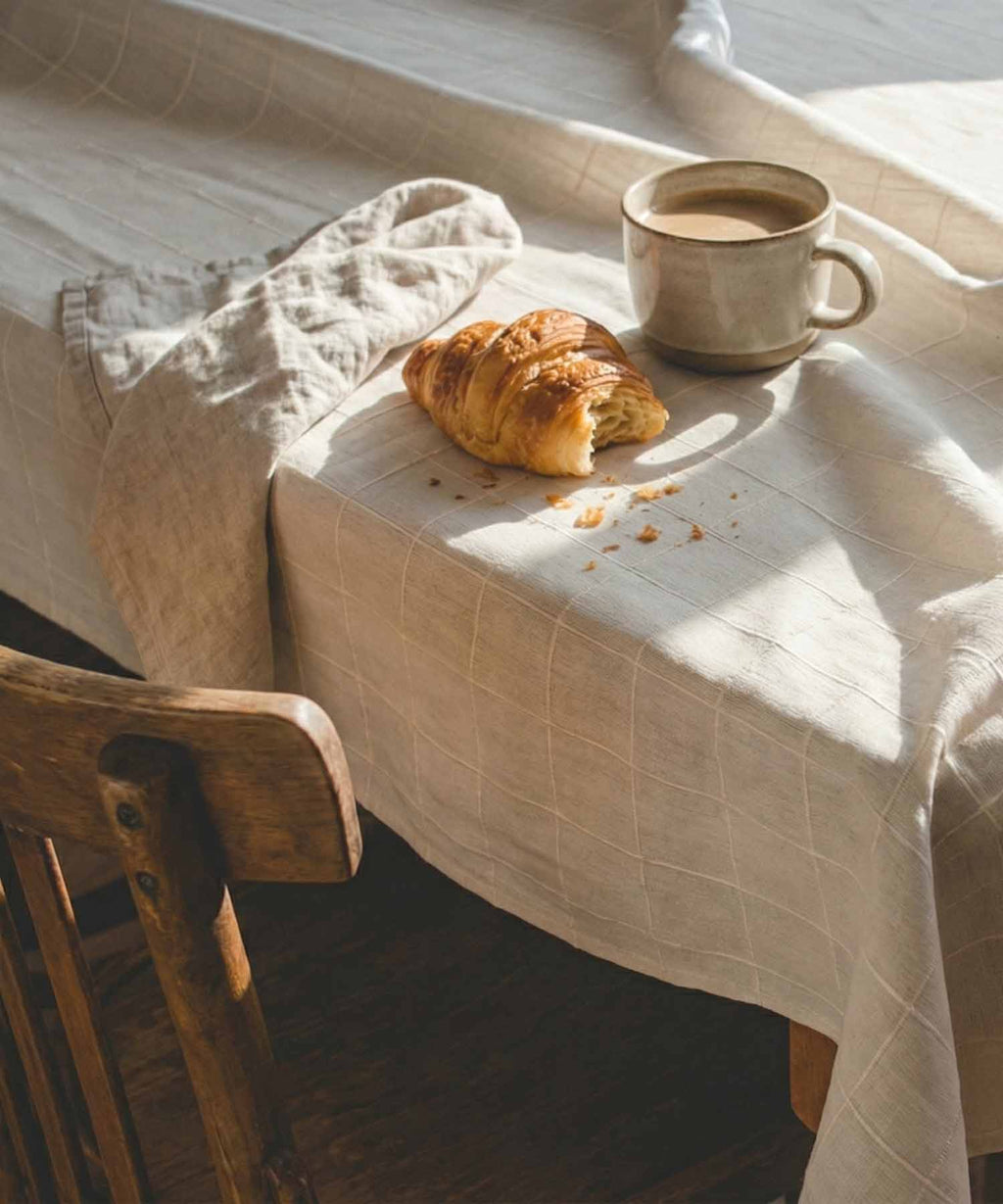 Almond - Recyklovaný ubrus s reliéfním čtvercovým vzorem