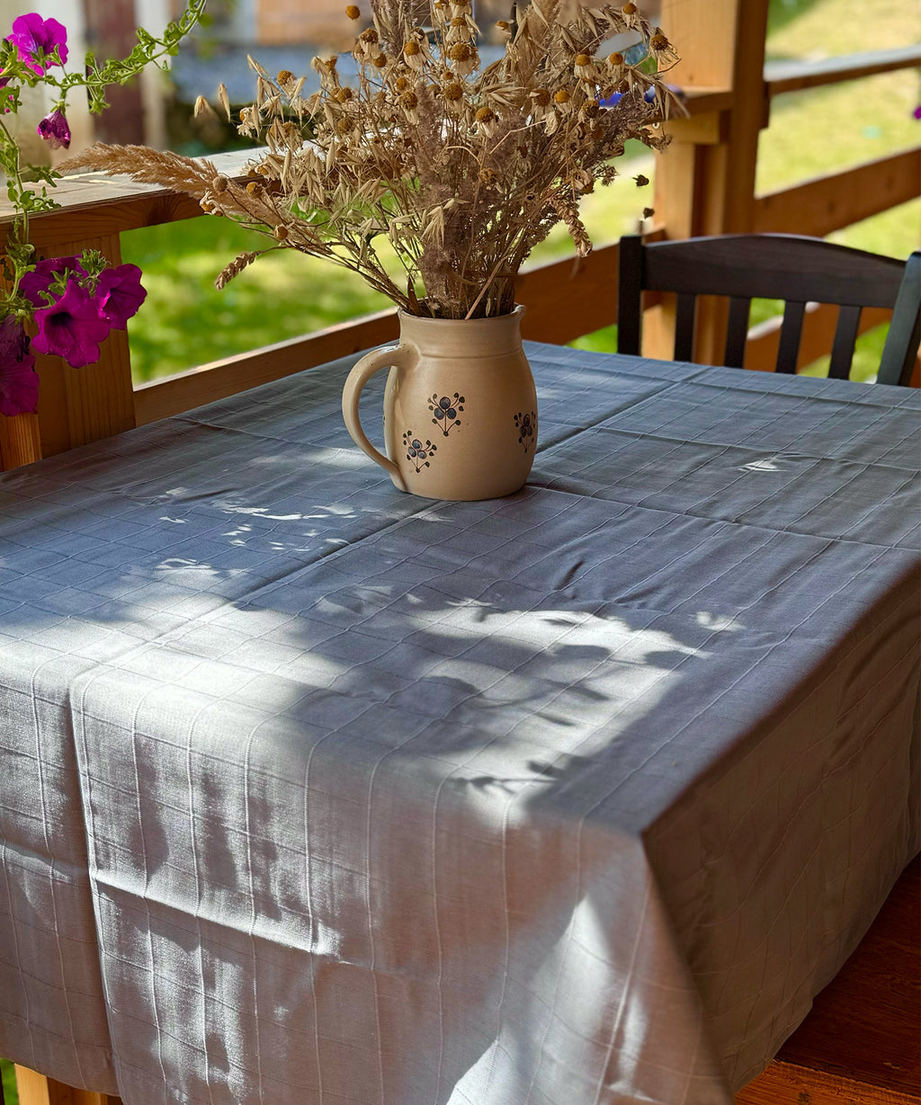 Nordic - Recyklovaný ubrus s reliéfním čtvercovým vzorem