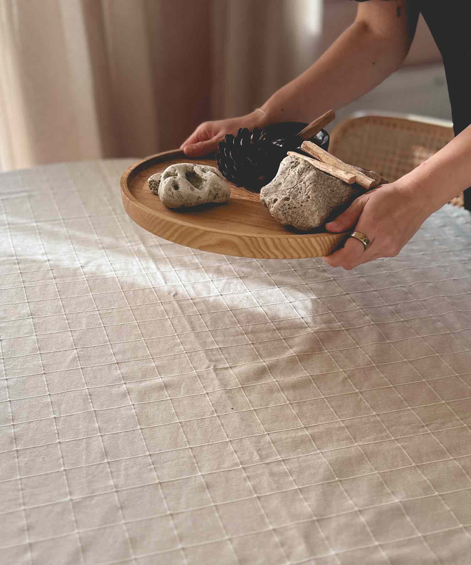 Almond - Recyklovaný ubrus s reliéfním čtvercovým vzorem